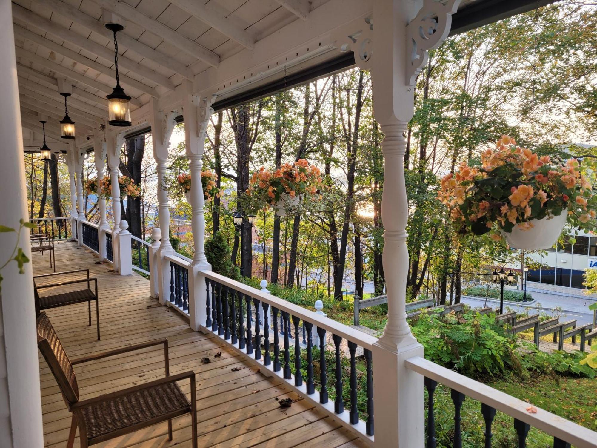 Auberge Sous Les Arbres Gaspé Exterior foto