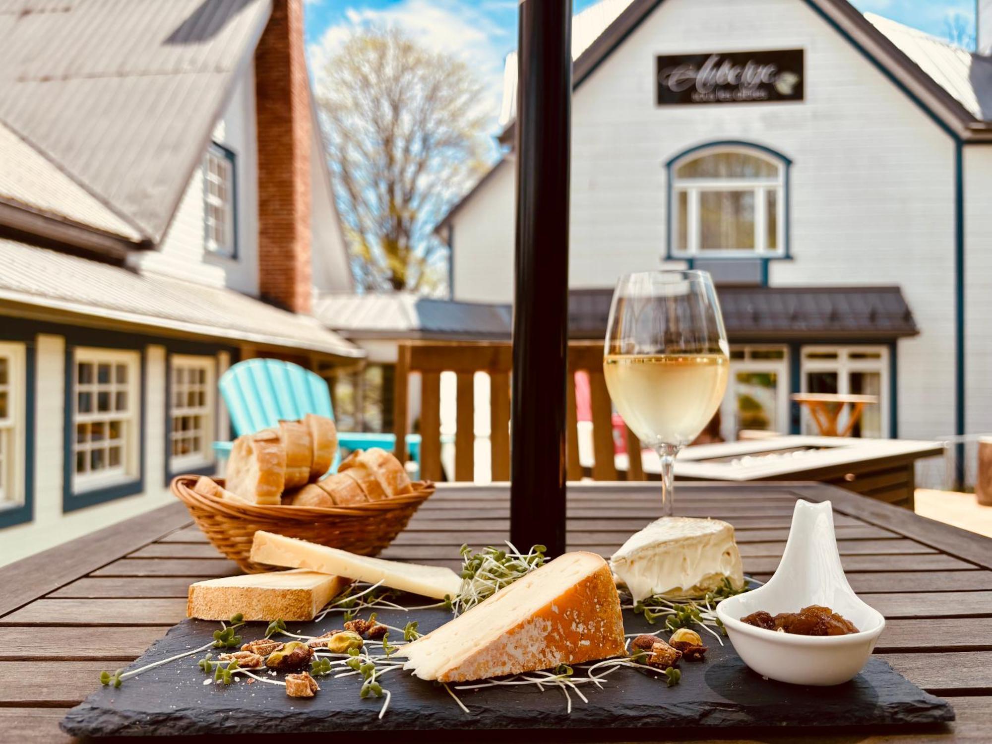 Auberge Sous Les Arbres Gaspé Exterior foto