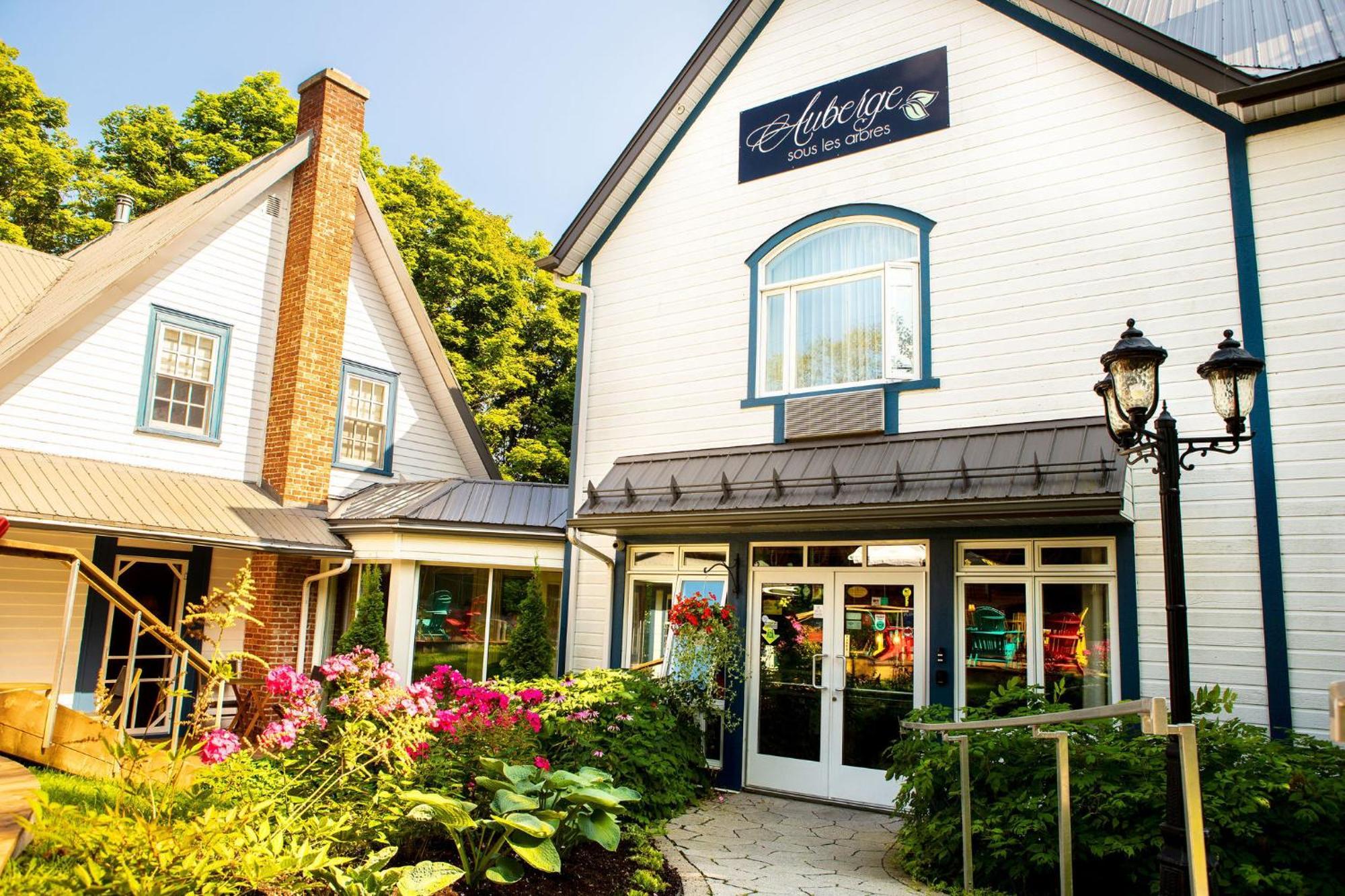 Auberge Sous Les Arbres Gaspé Exterior foto